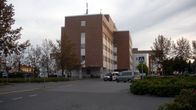 Poliisiauto lähdössä järjestyksenvalvontatehtäviin Oulun poliisi- ja oikeustalon parkkipaikalta.