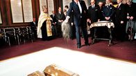 Nikolai Romanov heitti hiekkaa tsaariperheen arkkujen päälle heidän hautajaisissaan Pietarissa 17. heinäkuuta 1998.