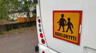 Koulukyyti-kyltti bussin takana
