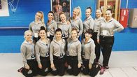 Pelicansin tanssijat yhdessä koossa