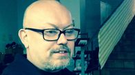 kouvola film festivalin puuhamies sami malmberg istuu voima-teatterissa 