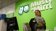 Lemmikkieläintarvikemyyjä ja kissanruokapusseja.