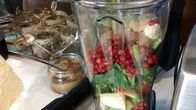 Smoothien ainekset valmiina tehosekottiumessa