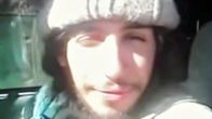 Kuva Isisin päiväämättömästä propagandavideosta, jossa sanotaan esiintyvän Abdelhamid Abaaoud.