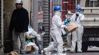Ranskan poliisin rikospaikkatutkijat työssään Saint-Denis'n kaupunginosassa torstaina.