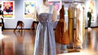 Dorothyn mekko näytillä  Bonhams-huutokauppakamarin galleriassa.