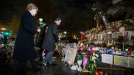 Angela Merkel ja François Hollande laskevat ruusut Pariisin terrori-iskun uhrien muistopaikalle.
