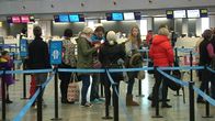 Lentomatkustajia Helsinki - Vantaa -lentoasemalla