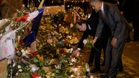 Yhdysvaltain presidentti Barack Obama ja Ranskan presidentti François Hollande laskevat kukat Bataclanin iskun uhrien muistomerkille Pariisissa myöhään sunnuntaina.