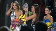 Kruunu poistettiin Miss Kolumbia Ariadna Gutierrezilta (vas.) Las Vegasissa sunnuntaina. Oikealla Miss Filippiinit Pia Alonzo Wurtzbach.