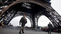 Ranskan armeijan sotilaat partioivat Eiffel-tornin juurella.