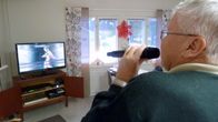 Juhani Tikka laulaa karaokea Meän talolla Torniossa.