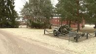 Toinen Hennalan vastaanottokeskusen asuinrakennuksista (taustalla)