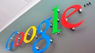 Googlen logo toimitilan seinässä