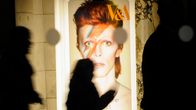 Victoria&Albert -museon mainosjuliste vuonna 2013. Kyseinen David Bowie näyttely juhlisti artistin viisikymmentä vuotta kestänyttä uraa.