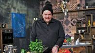 Ville Haapasalo seisoo ohjelmaa varten lavastetussa keittiössä 