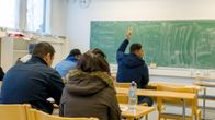 Suomenkielen oppitunti menossa Hennalan vastaanottokeskuksessa.
