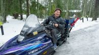 Mikko Vainio lähdössä moottorikelkalla verkoille.