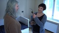 Lilli Haapala (oik.) esittelee taideteostaan Camilla Edström Odemarkille.