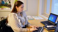 Romanihankkeen projektisuunnittelija Ramona Grönstrand istuu tietokoneen ääressä.