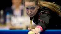 Kuvassa biljardin 10-pallon voittaja Janina Rosten