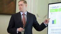 VR Groupin vuoden 2015 tuloksen tiedotustilaisuus. Kuvassa toimistusjohtaja Mikael Aro.