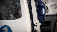 Poliisi poliisiauton sivuovella. 