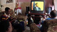 Kuubalaisperhe katselee televisiosta Obamaa.