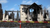 Ylivieskan palanut kirkko Pelastuslaitoksen nauhalla eristettynä.