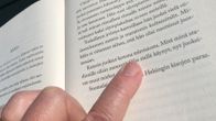 sormi osoittaa kirjassa olevaa virhettä