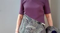 Marjatta Saarnio kierrätysmateriaalista valmistamassaan mekossa