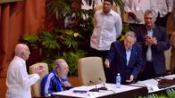 Vallankumousjohtaja Fidel Castro (2. vas.) sai suosionosoitukset Kuuban kommunistisen puolueen kongressissa Havannassa tiistaina. Presidentti Raul Castro valittiin jatkokaudelle puolueen johdossa.