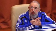Fidel Castro pitää puhetta siniseen verkkatakkiin pukeutuneena. 