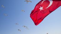Turkin lippu liehuu.