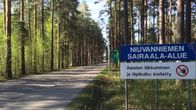 Niuvanniemen kylttejä tien varressa.