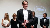 Juho Kuosmanen vastaanotti Cannesin elokuvajuhlien virallisen Un Certain Regard -kakkossarjan pääpalkinnon.