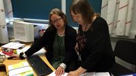 Lukion apulaisrehtori Eeva Vallittu ja Utsjokisuun koulun rehtori Marjatta Krogerus tutkivat ylioppilaskirjoitusten tuloksia.