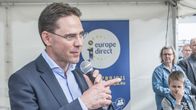 Komissaari Jyrki Katainen Kuopion torilla kabinettinsa kanssa.