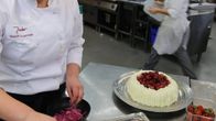 Ravintola Perhon vuoromestari Maarit Aurasmaa viimeistelee Perhon perinteistä voileipäkakkua.