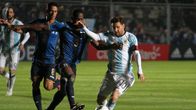 Hondurasin Maynor Figueroa ja Argentiinan Lionel Messi kamppailevat pallosta.