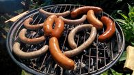 Raakamakkaroita ja grillimakkaroita grillissä.