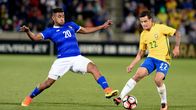Philippe Coutinho taistelee pallosta Panama-pelissä. 