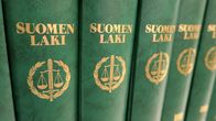 Suomen laki -kirjoja vierekkäin