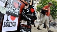 I Love London -T-paitoja ja -kasseja katukaupassa viiden punnan hintaan. 