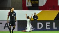 Carlos Bacca juhlii maalia polvillaan. 