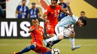 Chilen Arturo Vidal  ja Argentiinan Lionel Messi taistelevat pallosta. 