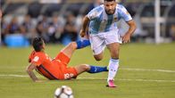 Sergio Agüero juoksee kohti palloa. 