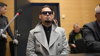 Mediapersoona Axl Smith Helsingin käräjäoikeudessa.