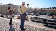 Mies ja nainen kuvaavat Senaatintoria.