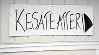 Kesäteatteri -kyltti.